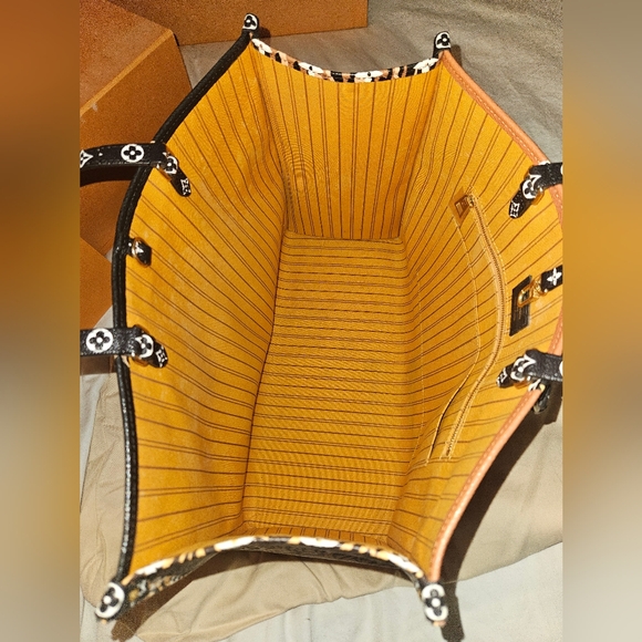 Louis Vuitton OntheGo Jungle - Picture 7 of 15